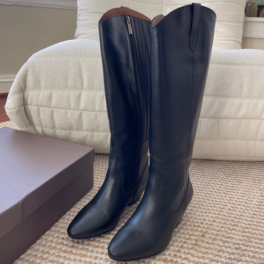 Duo Boots Saffron Knee High Boots in Black
Shoe Size: EU40/US9
Calf Width: 41cm